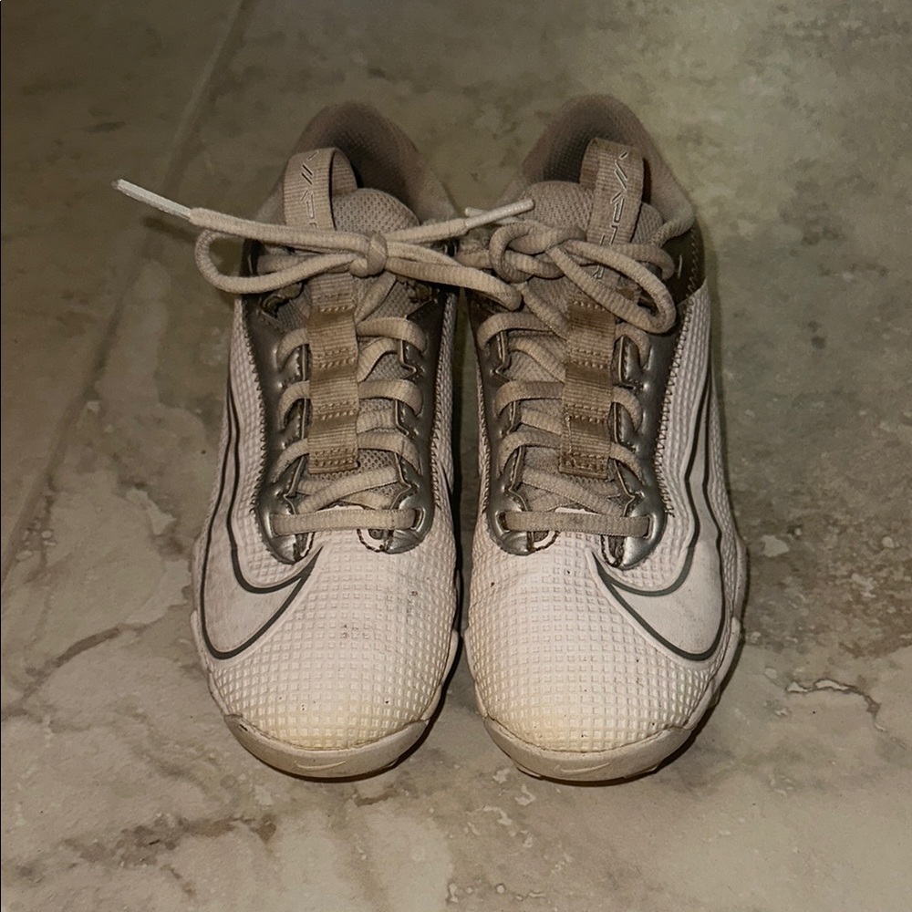 Nike Kids Sneakers in White and Silver